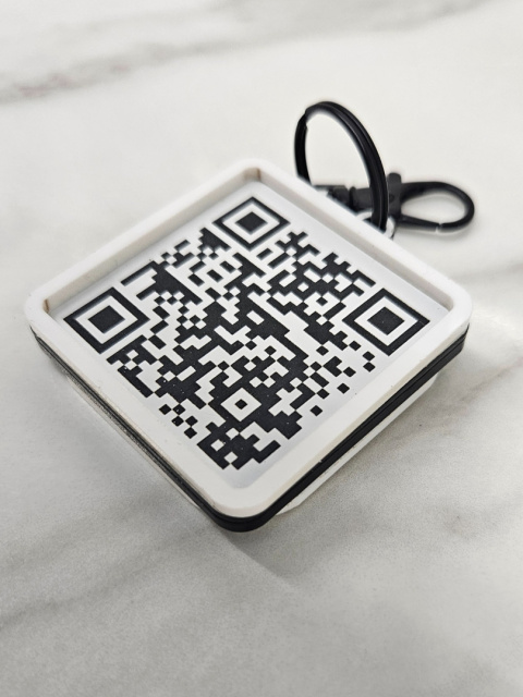 Brelok z kodem QR - Facebook | Instagram | Booksy | KONFIGURATOR Brelok z kodem QR - Facebook | Instagram | Booksy | KONFIGURATOR