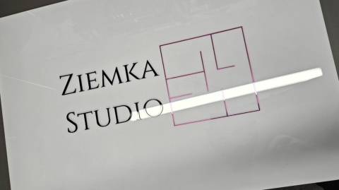 Tablica z plexi z logo na ścianę | KONFIGURATOR