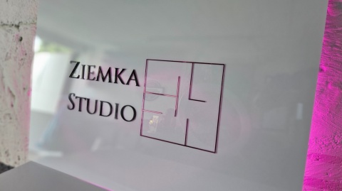 Tablica z plexi z logo na ścianę | KONFIGURATOR