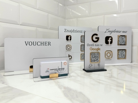 Prezenter stand stojak na recepcję z 3 kodami QR i napisem - Facebook | Instagram | Booksy | KONFIGURATOR Prezenter stand stojak na recepcję z 3 kodami QR i napisem - Facebook | Instagram | Booksy | KONFIGURATOR