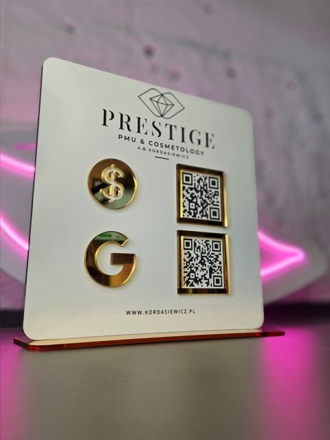 Prezenter stand stojak social media z 2 kodami QR i logo grawerowanym | KONFIGURATOR Prezenter stand stojak social media z 2 kodami QR i logo grawerowanym | KONFIGURATOR