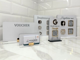 Prezenter stand stojak social media z 4 kodami QR i logo grawerowanym | KONFIGURATOR