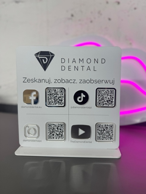Prezenter stand stojak social media z 4 kodami QR i logo grawerowanym | KONFIGURATOR Prezenter stand stojak social media z 4 kodami QR i logo grawerowanym | KONFIGURATOR