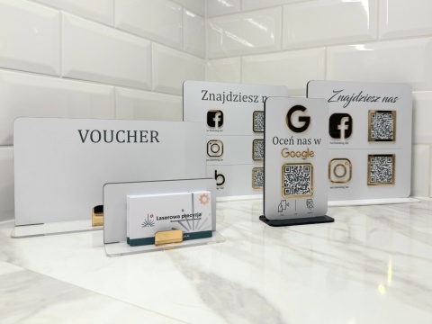 Prezenter stand stojak social media z 3 kodami QR i logo z plexi | KONFIGURATOR Prezenter stand stojak social media z 3 kodami QR i logo z plexi | KONFIGURATOR