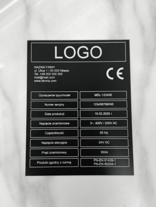 Tabliczka znamionowa zgodna z normami PN-EN 61439-1 i PN-EN 60204-1 | laminat czarny | 104x135 mm