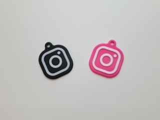 Brelok z funkcją NFC w kształcie Instagram - kolor różowy