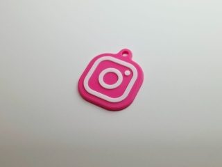 Brelok z funkcją NFC w kształcie Instagram - kolor różowy