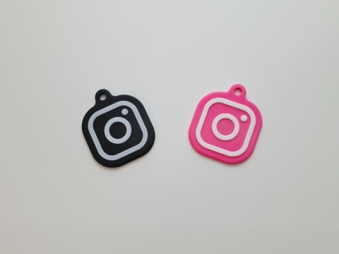 Brelok z funkcją NFC w kształcie Instagram - kolor czarny