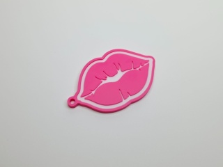 Brelok z funkcją NFC w kształcie ust