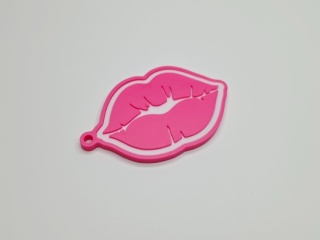 Brelok z funkcją NFC w kształcie ust