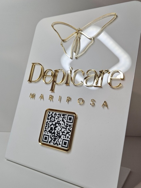 Prezenter stand stojak gięty z kodem QR i logo z plexi | KONFIGURATOR