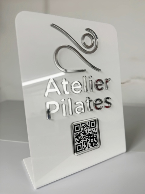 Prezenter stand stojak gięty z kodem QR i logo z plexi | KONFIGURATOR