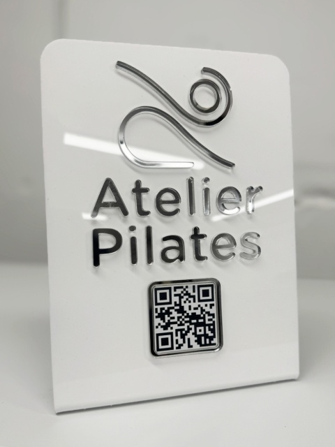 Prezenter stand stojak gięty z kodem QR i logo z plexi | KONFIGURATOR